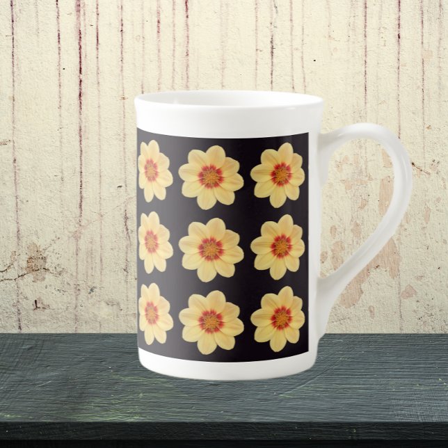 Tasse En Porcelaine Dahlia jaune motif floral sur noir (In Situ)