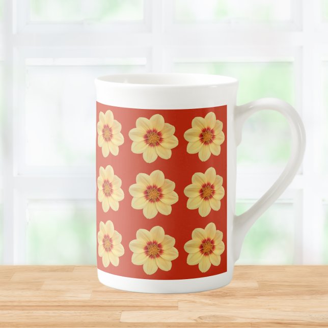 Tasse En Porcelaine Dahlia jaune motif floral sur rouge (In Situ)