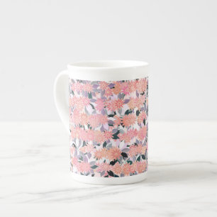 Tasse En Porcelaine Des fleurs roses sur un arrière - plan de feuille