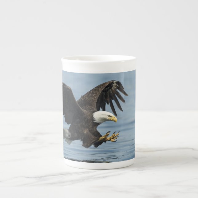 Tasse En Porcelaine Eagle à l'approche (Devant)