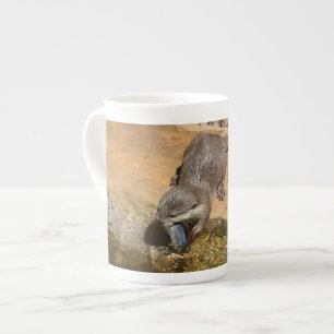 Tasse En Porcelaine **"Fête de Pondside : Un Otter et son Catch"**