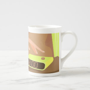 Tasse En Porcelaine Filles main poussant sur le bouton snooze du révei