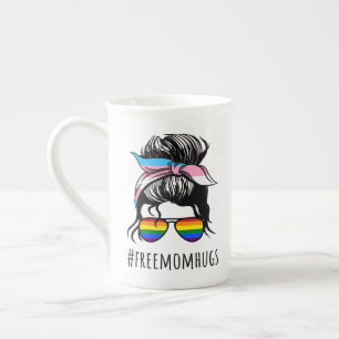 Tasse En Porcelaine Free Mom Hugs IV - Arc-en-ciel Gay Trans messy bun