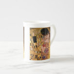 Tasse En Porcelaine Gustav Klimt : Le baiser (détail)<br><div class="desc">Une belle tasse classique de porcelaine tendre comportant un couple romantique partageant un baiser,  peint par le peintre symboliste autrichien Gustav Klimt.</div>