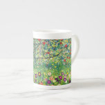Tasse En Porcelaine Gustav Klimt : Pommier<br><div class="desc">Une belle tasse classique de porcelaine tendre comportant un pommier coloré,  peint par le peintre symboliste autrichien Gustav Klimt.</div>