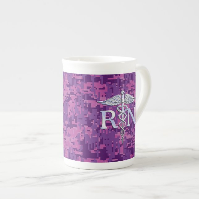 Tasse En Porcelaine Infirmière autorisée RN Caduceus sur Fuchsia Camo (Devant droit)