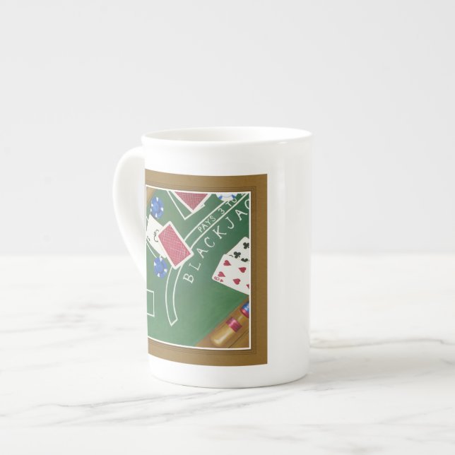 Tasse En Porcelaine Jeu de Blackjack avec chips par Chariklia Zarris (Devant gauche)