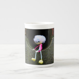 Tasse En Porcelaine La poupée de Fubby dans un mur.