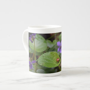 Tasse En Porcelaine Ladybug sur les fleurs de violet doux