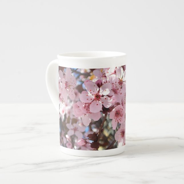 Tasse En Porcelaine Les fleurs roses sur l'arbre à fleurs ornemental (Devant gauche)