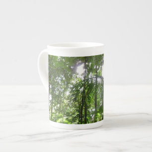 Tasse En Porcelaine Lumière du soleil à travers la canopée de la forêt