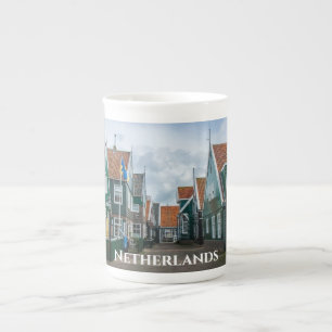 Tasse En Porcelaine Maisons traditionnelles en bois dans le village de