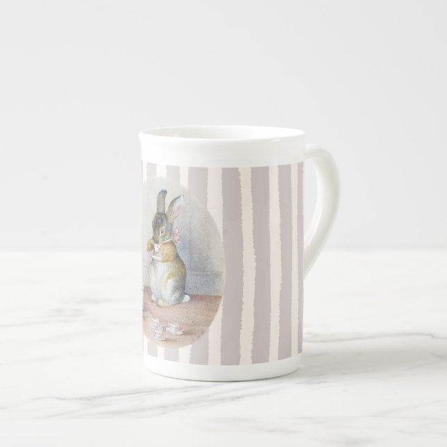 Tasse En Porcelaine Miss Bunny Boire du thé sur les bandes (Devant droit)