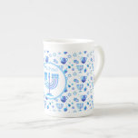 Tasse En Porcelaine Monogram Hanoukka Festival Menorah Lumières<br><div class="desc">Hanoukka Menorah éclaire le étiquette de vacances. Monogramme et Hanoukka Logo Décoration avec symboles traditionnels motif. Accueil & Vie > Cuisine & Restauration > Boissons > Mugs & Tasses. Israël,  Jérusalem. Sofiartmedia Modern Design. Judaica Design moderne avec modèle texte. Personnalisez-les en ajoutant un nom ou un texte de voeux.</div>
