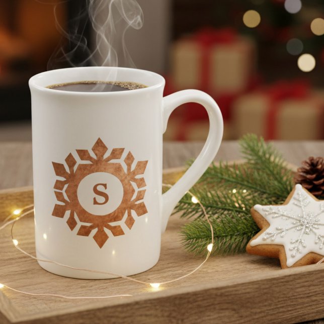 Tasse En Porcelaine Monogramme de flocon de neige Musique de Noël (Add a touch of personalized elegance to your festive home decor with this exquisite snowflake mug.)