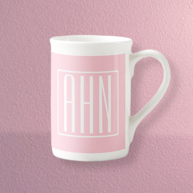 Tasse En Porcelaine Monogramme initial | Blanc sur rose clair (Créateur téléchargé)