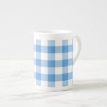 Tasse En Porcelaine Motif bleu clair et blanc En vichy<br><div class="desc">Les carrés bleu clair, blanc et bleu pâle forment un plaid audacieux et à carreaux. Le bébé bleu et blanc en vichy motif me rappelle des pique-niques d'été amusants et des petits garçons. Le blanc est transparent, donc vous pouvez le changer si vous voulez. Il suffit de cliquer sur le...</div>