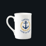 Tasse En Porcelaine Nom du bateau capitaine Ancre Gold Style Laurel Ma<br><div class="desc">Une chine d'os personnalisée avec grade de capitaine ou autre titre,  votre nom de bateau,  nom de famille ou autre texte souhaité. Doté d'une ancre nautique conçue sur mesure,  de feuilles de lauriers de style or et d'un emblème d'étoiles. Fait un grand cadeau pour toute occasion.</div>