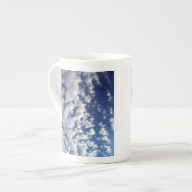 Tasse En Porcelaine Nuages Puffy Sur Ciel Bleu (Devant gauche)