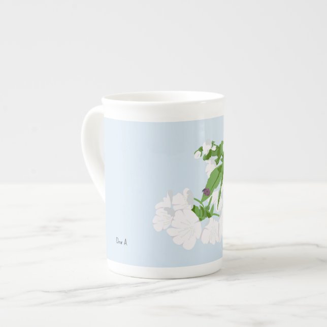 Tasse en porcelaine osseuse (Devant gauche)