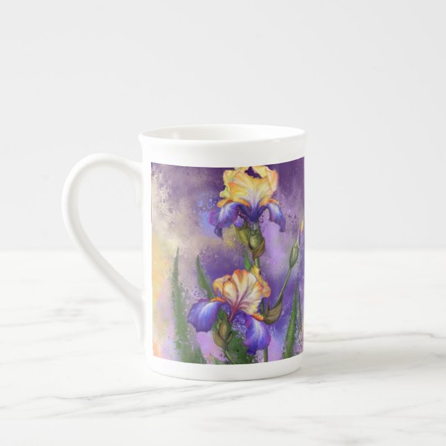 Tasse en porcelaine osseuse avec fleurs d'Iris (Gauche)