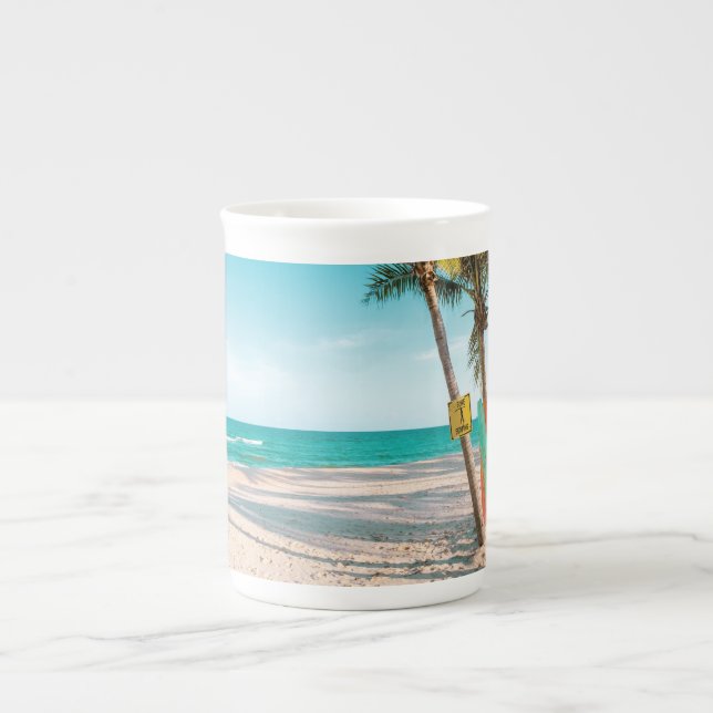Tasse En Porcelaine Panneaux de surf sur la plage lancer oreiller (Devant)