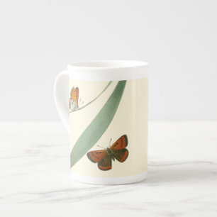 Tasse En Porcelaine Papillons colorés flottant autour d'une feuille