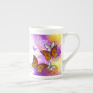 Tasse En Porcelaine Papillons Monarque sur Arrière - plan pourpre