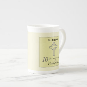Tasse En Porcelaine Personnaliser, 10e anniversaire du prêtre Embossé