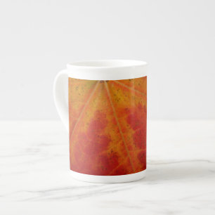 Tasse En Porcelaine Photographie abstraite de la feuille d'érable roug