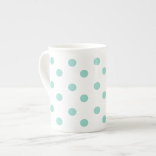 Tasse En Porcelaine Pois frais d'Aqua sur le blanc