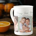 Tasse En Porcelaine Première Fête des Mères Meilleure maman 4 Photo Sa<br><div class="desc">Dites Bonne fête des mères à la meilleure maman du monde avec cette tasse photo personnalisée. Le modèle photo est configuré pour vous pour ajouter 4 de vos photos préférées. Vous pouvez également ajouter votre message personnalisé, l'année et modifier l'occasion si vous le souhaitez. Le libellé actuel dit : "Joyeuse...</div>