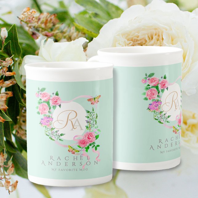 Tasse En Porcelaine Rose rose Ruban Chic Monogramme Bleu (Romantic Pink Rose Ribbon Monogram Beige Mug.)