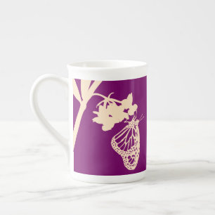 Tasse En Porcelaine Silhouette de papillon monarque contre violet