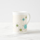 Tasse En Porcelaine Tasse atomique iconique de porcelaine tendre de<br><div class="desc">Ce motif atomique iconique de tasse de porcelaine tendre de Starbursts comporte les starbursts atomiques iconiques. C'est exact ! La vieille école, arrière - plan crème avec des taches d'or est le contexte parfait pour la turquoise vibrante, le céleri calmant, et les cercles colorés de vert kitschy de poire. Les...</div>