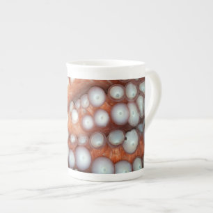 Tasse En Porcelaine Tomber près de la pieuvre