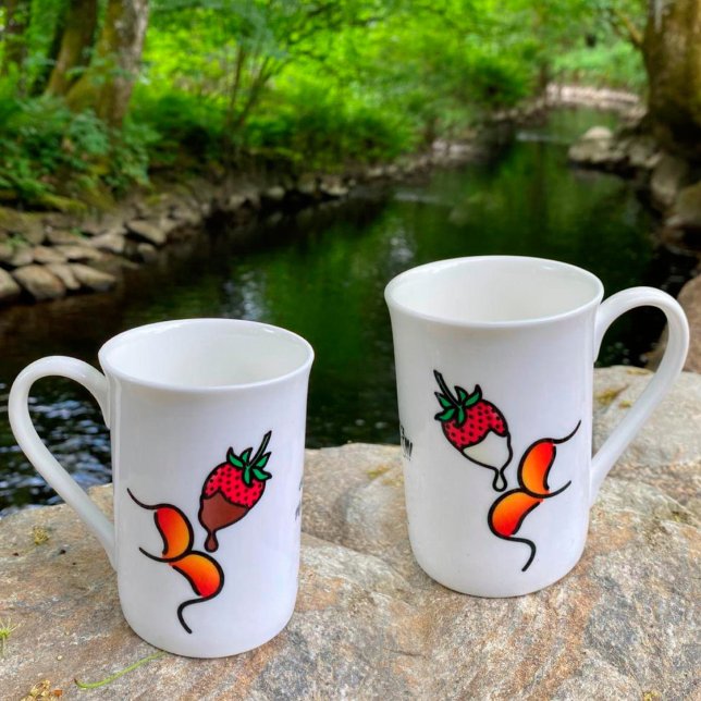 Tasse En Porcelaine tremper la bouleS ! ! ! Fraise et chocolat (Enjoy dipping yourself into life with this beautiful muackS!!! mugs. Photo sent by a customer.)