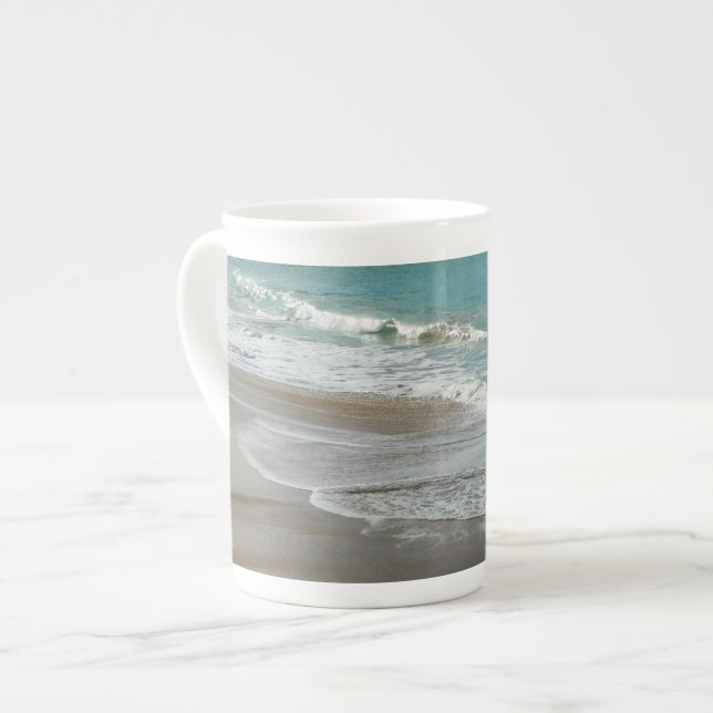 Tasse En Porcelaine Vagues sur la plage bleu turquoise Océan (Devant gauche)