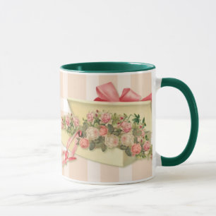 Tasse enfermée dans une boîte chic de roses de