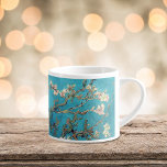 Tasse Expresso Aramande en fleurs Vincent van Gogh<br><div class="desc">Une tasse à expresso d'art avec Vincent van Gogh's, Almond Blossoms (1890), un tableau à l'huile de la période post-impressionniste. Un de ses tableaux les plus connus. De belles branches d'arbres avec des fleurs de printemps contre un ciel bleu vif.</div>