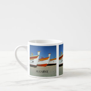 Tasse Expresso Bateaux de pêche sur la plage de l'Algarve Photo