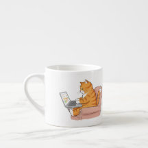 Cute Cat Travailler sur un ordinateur portable ave