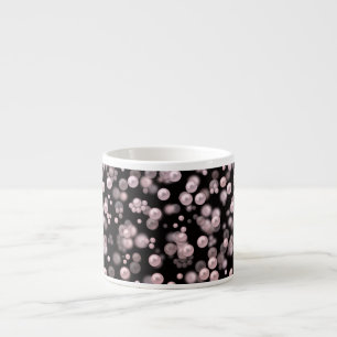 Tasse Expresso Éparpillements de perles roses et blanches sur du 