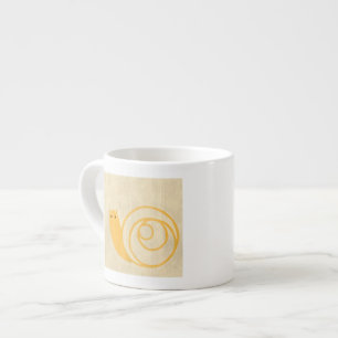 Tasse Expresso Escargot jaune sur l'arrière - plan crème