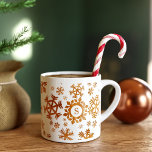 Tasse Expresso Flocon de neige de Noël Monogram mignon cadeau de<br><div class="desc">Ajoutez votre initiale et appelez-la votre coupe d'espresso de vacances préférée que vous sortez chaque année et remplir de joie festive. Doté d'un motif de flocon de cuivre à fausse feuille</div>