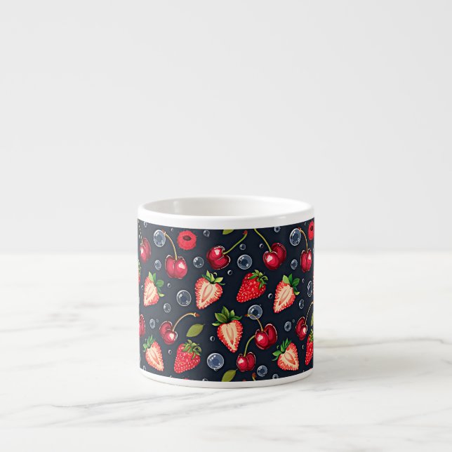 Tasse Expresso Fraises et cerises sur un arrière - plan sombre (Devant)