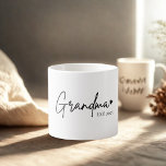 Tasse Expresso Grand-mère minimaliste EST | Nouveau cadeau de gra<br><div class="desc">Commencez ses matins avec un peu d'amour et beaucoup de style. Cette coupe expresso "Grandma ♥ EST 2025" est la meilleure façon de célébrer son nouveau titre avec chaque gorgée. Avec son look propre et moderne, il fait un gardien de but et favori quotidien pour n'importe quelle grand-mère. Idéal pour...</div>