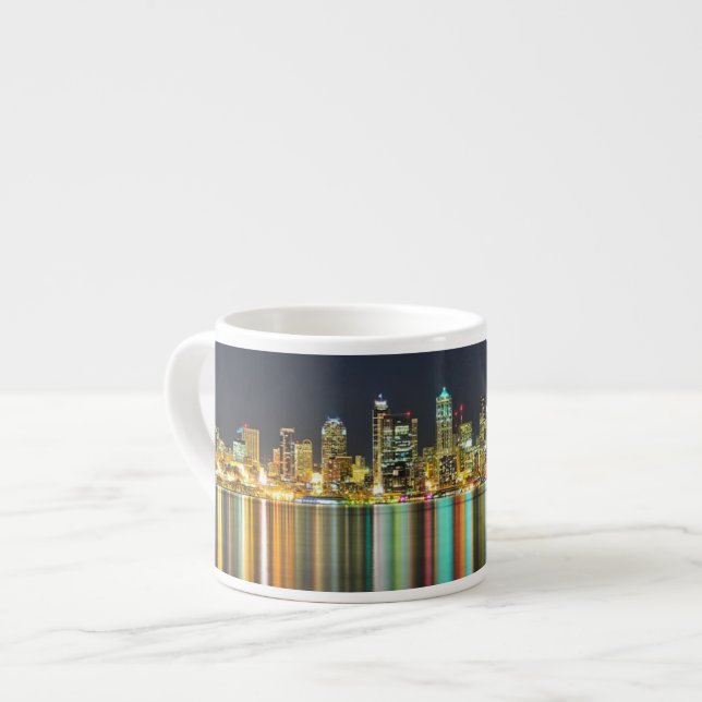 Tasse Expresso Horizon de Seattle la nuit avec la réflexion (Devant gauche)