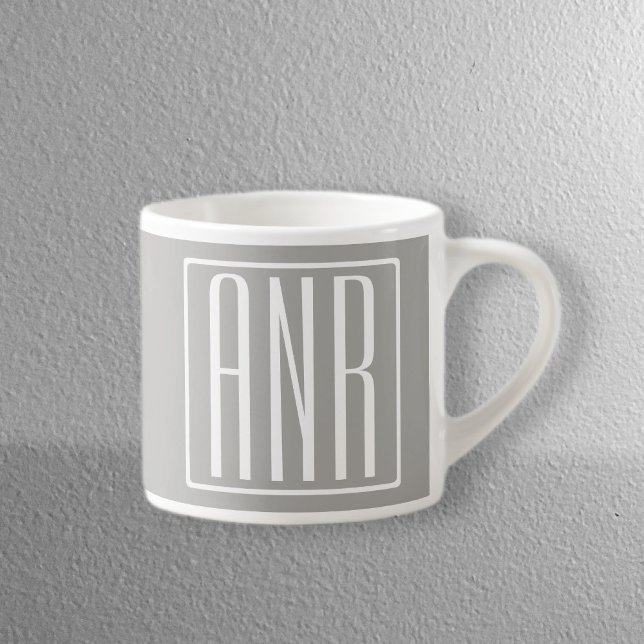 Tasse Expresso Initiales Monogramme | Blanc Sur Gris Clair (Créateur téléchargé)