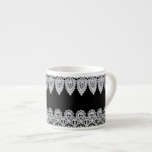 Tasse Expresso La dentelle blanche forme une frontière sensible